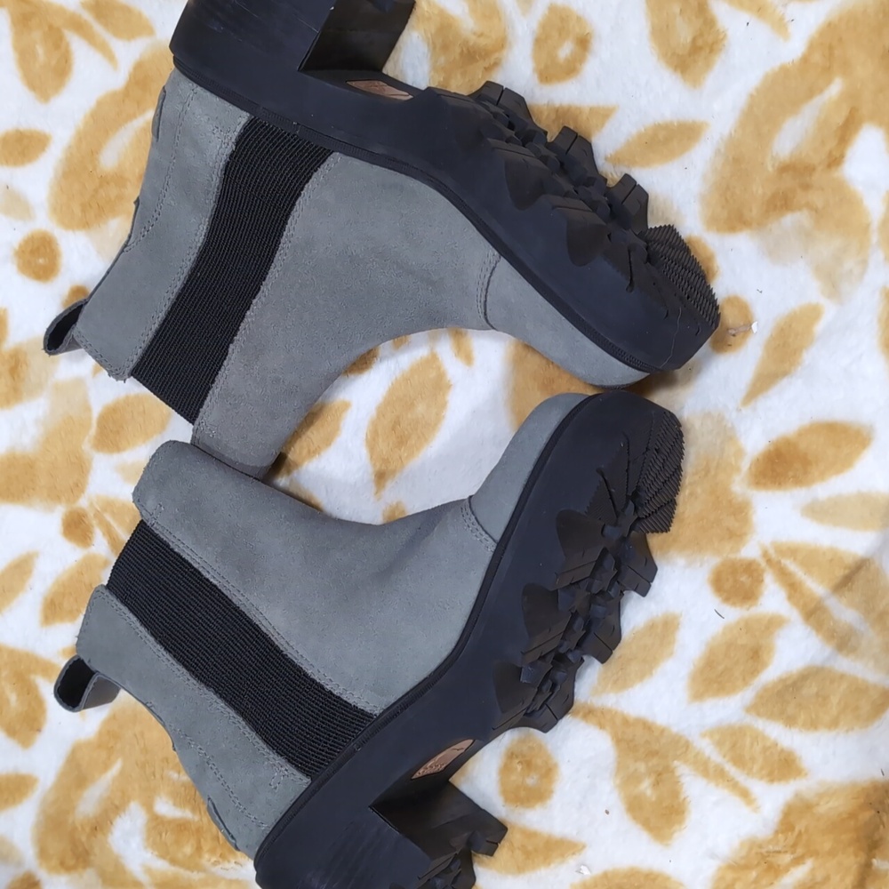 Sorel Suede Chelsea Lug Sole Boots Gray Black Waterproof Ankle Boots Size 6 - Picture 1 of 6